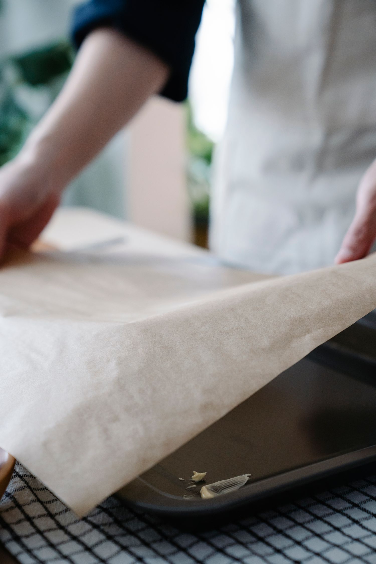 Backblech wird mit Papier ausgelegt