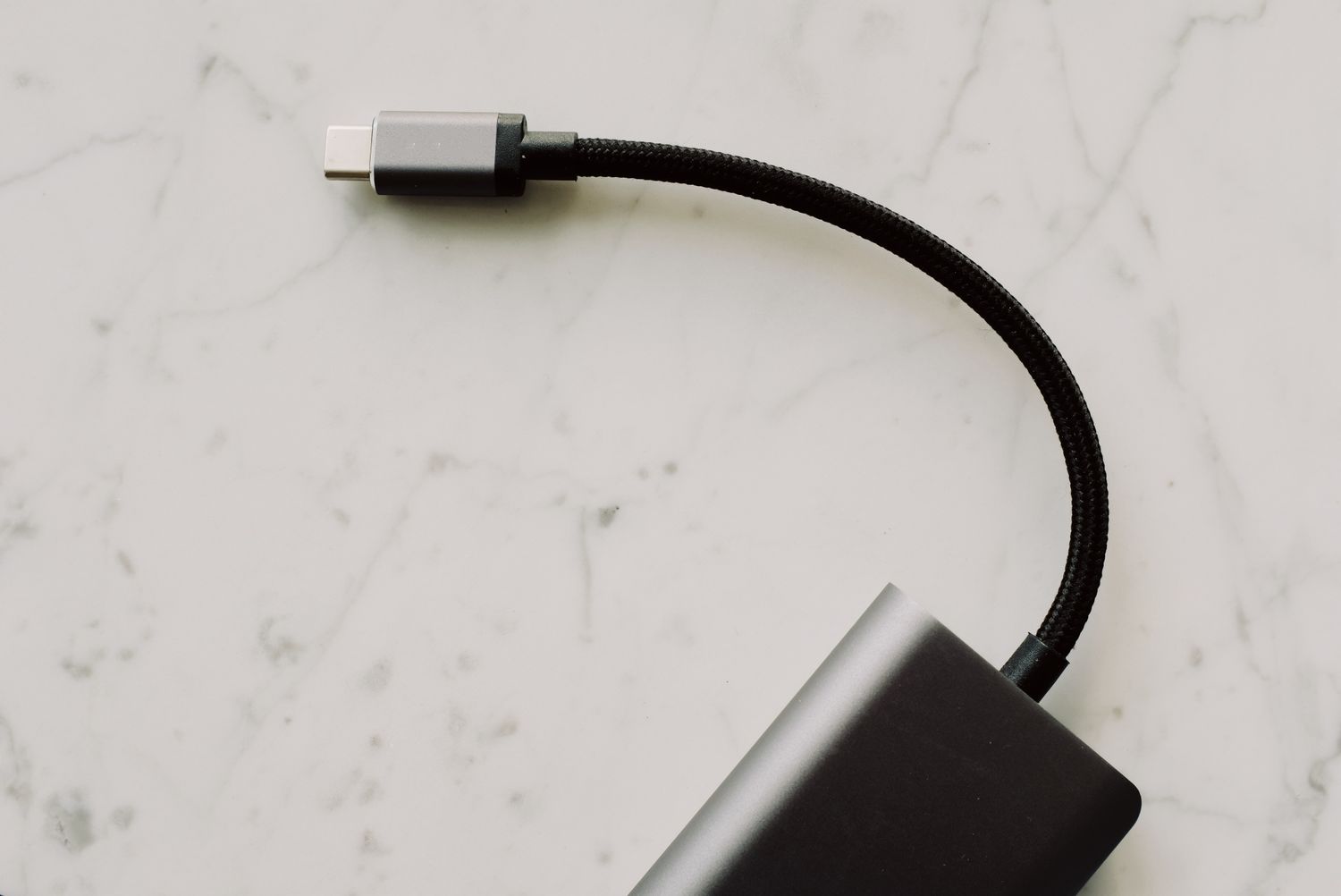 USB-C-Kabel und Adapter auf einer hellen Fläche