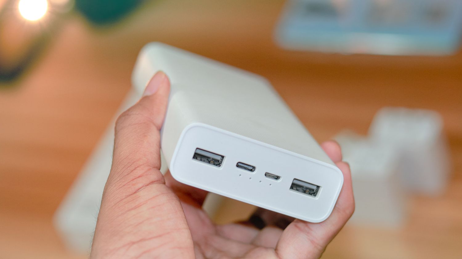 Person hält eine mobile Powerbank