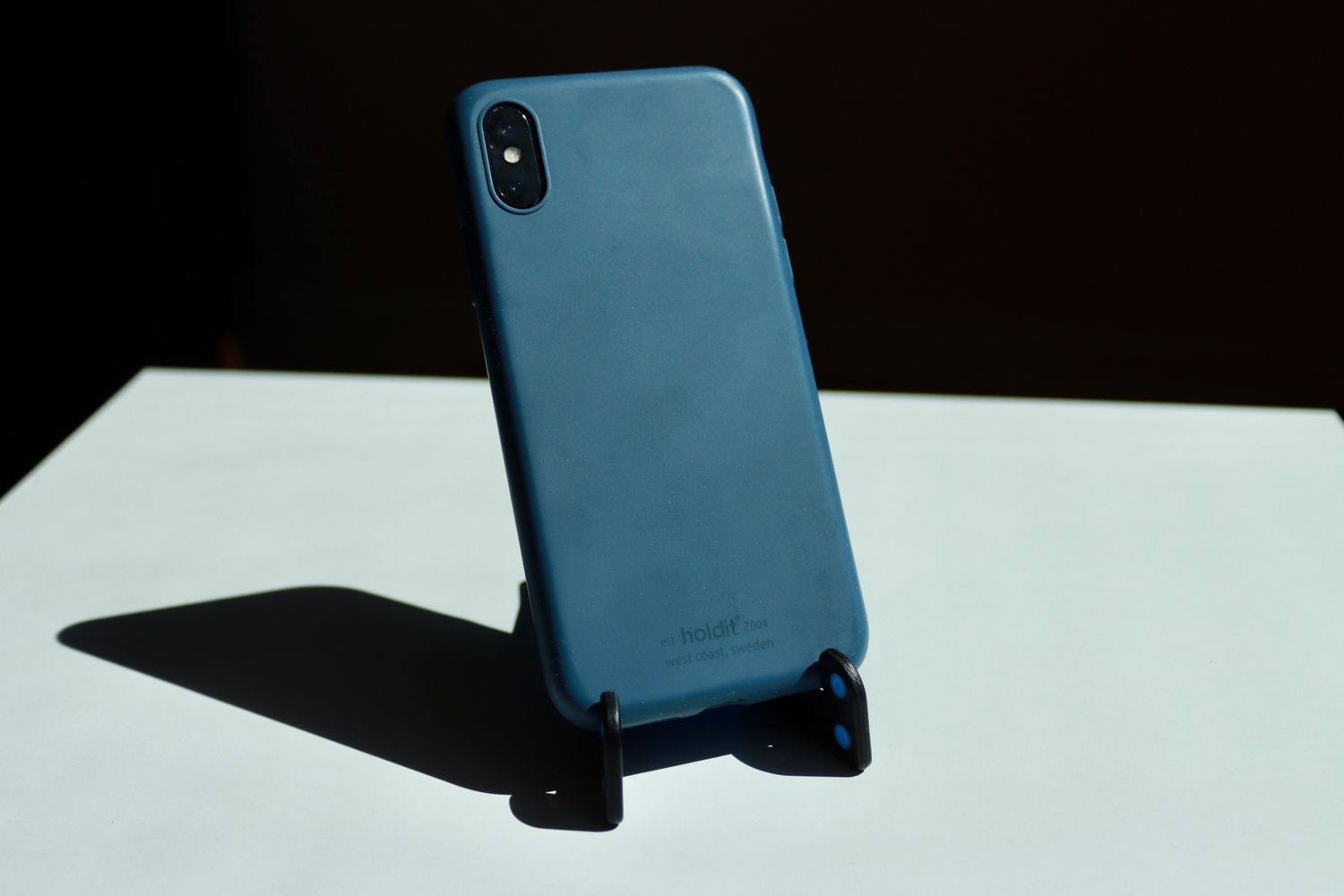 Smartphone auf einem kleinen Ständer