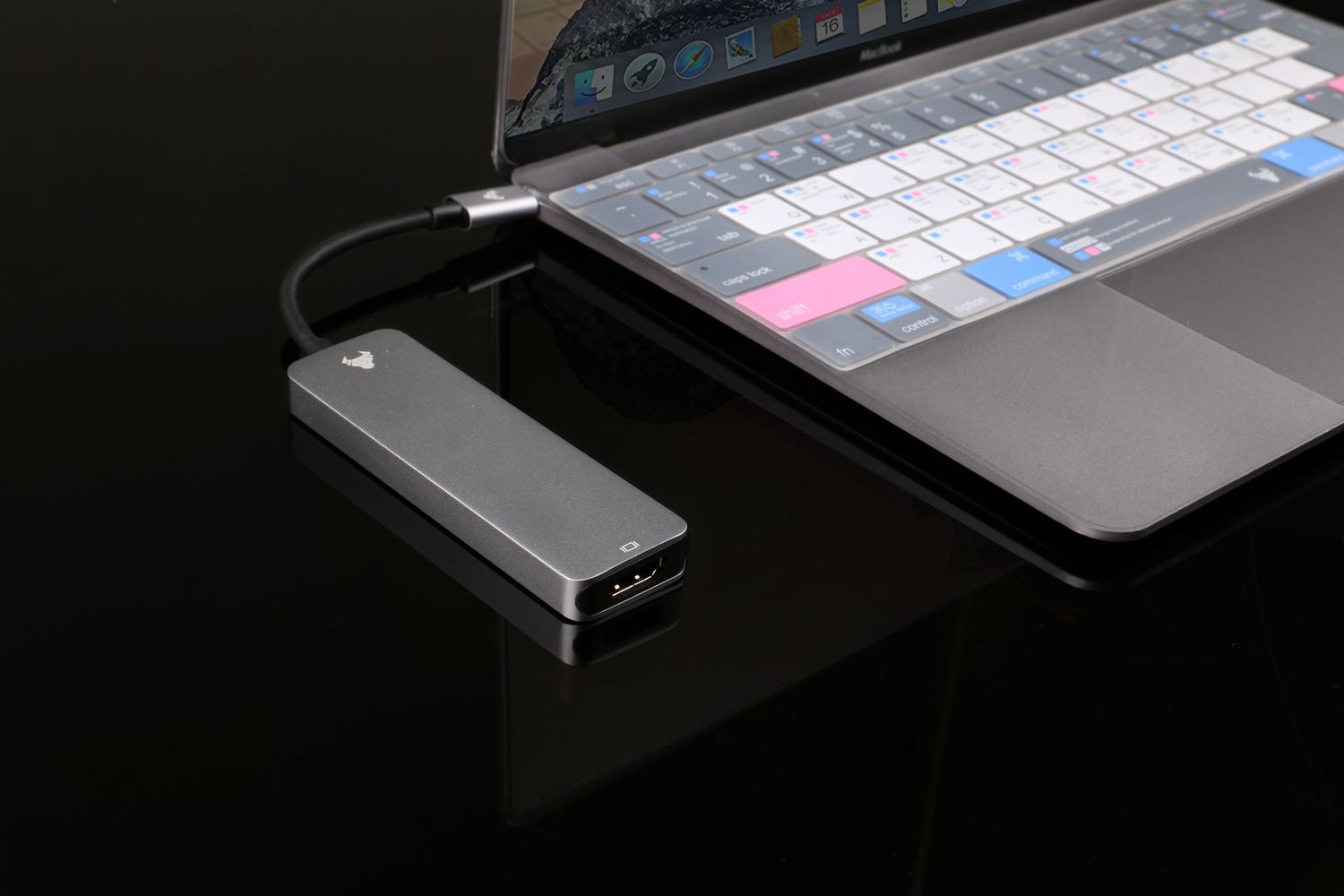 Mit einem Laptop verbundener USB-Hub