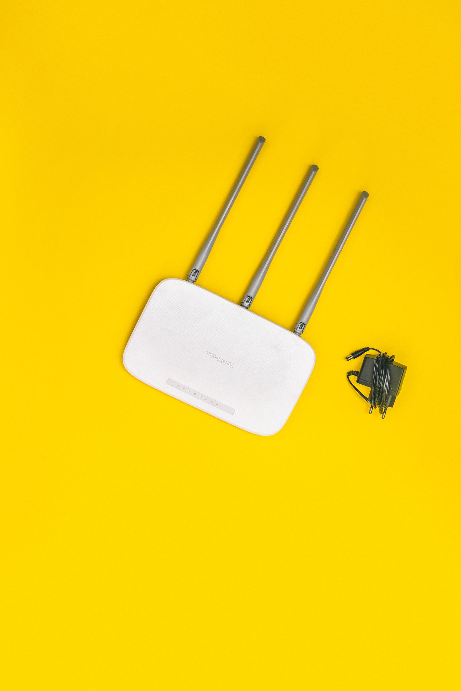 WLAN-Router vor gelbem Hintergrund
