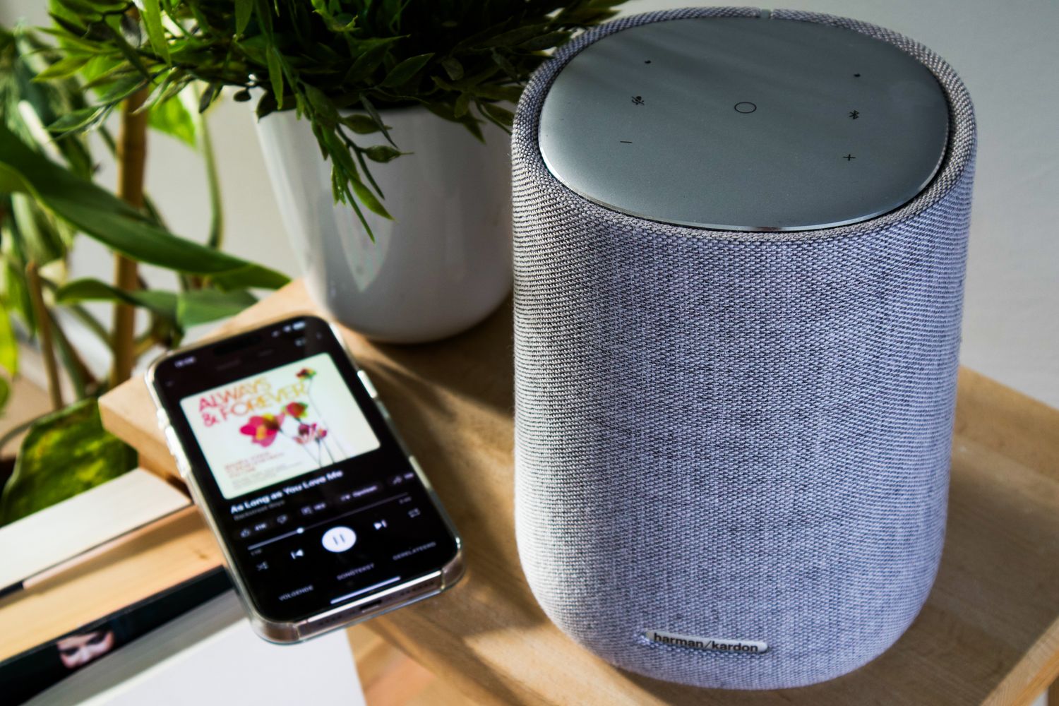 Bluetooth-Lautsprecher neben einem Smartphone