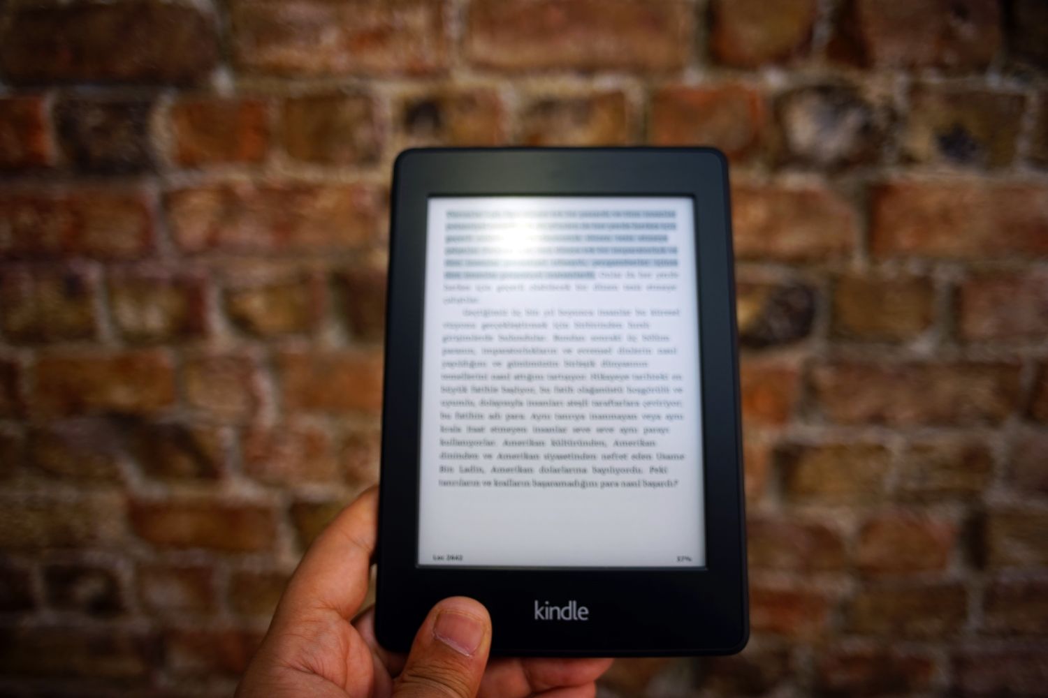 Person hält einen E-Reader
