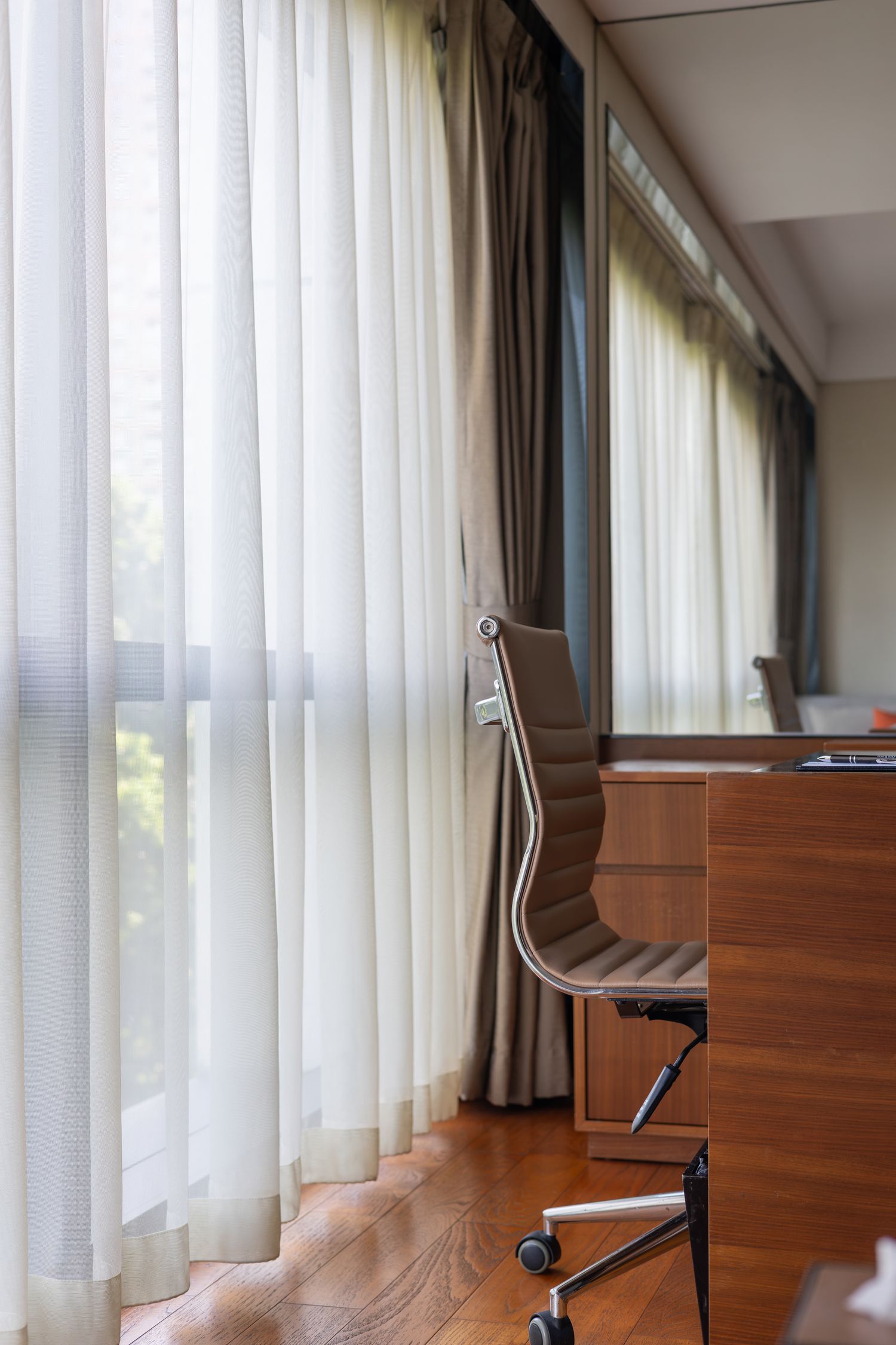 Bürostuhl an einem sonnigen Fenster
