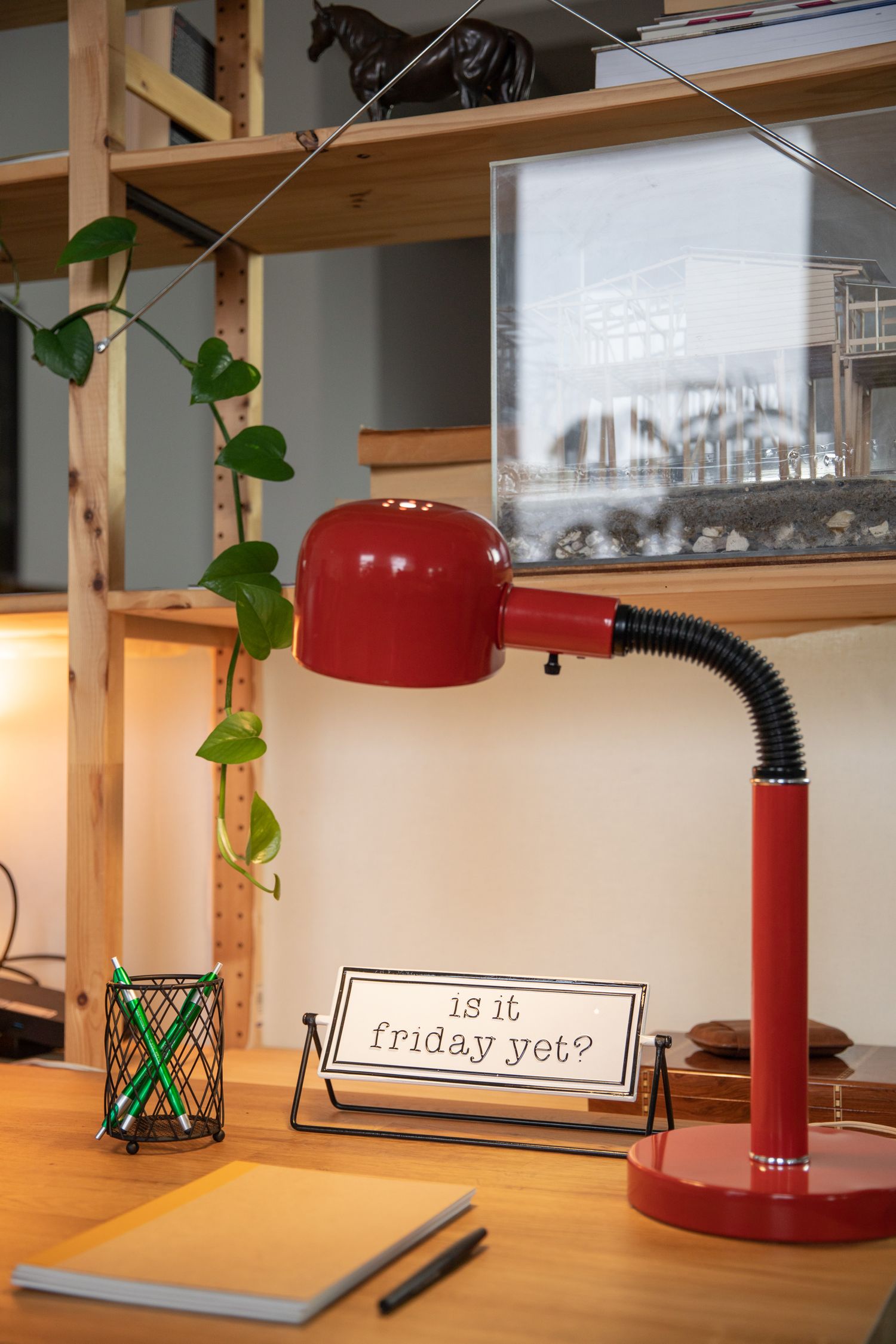 Rote Schreibtischlampe auf einem Holztisch