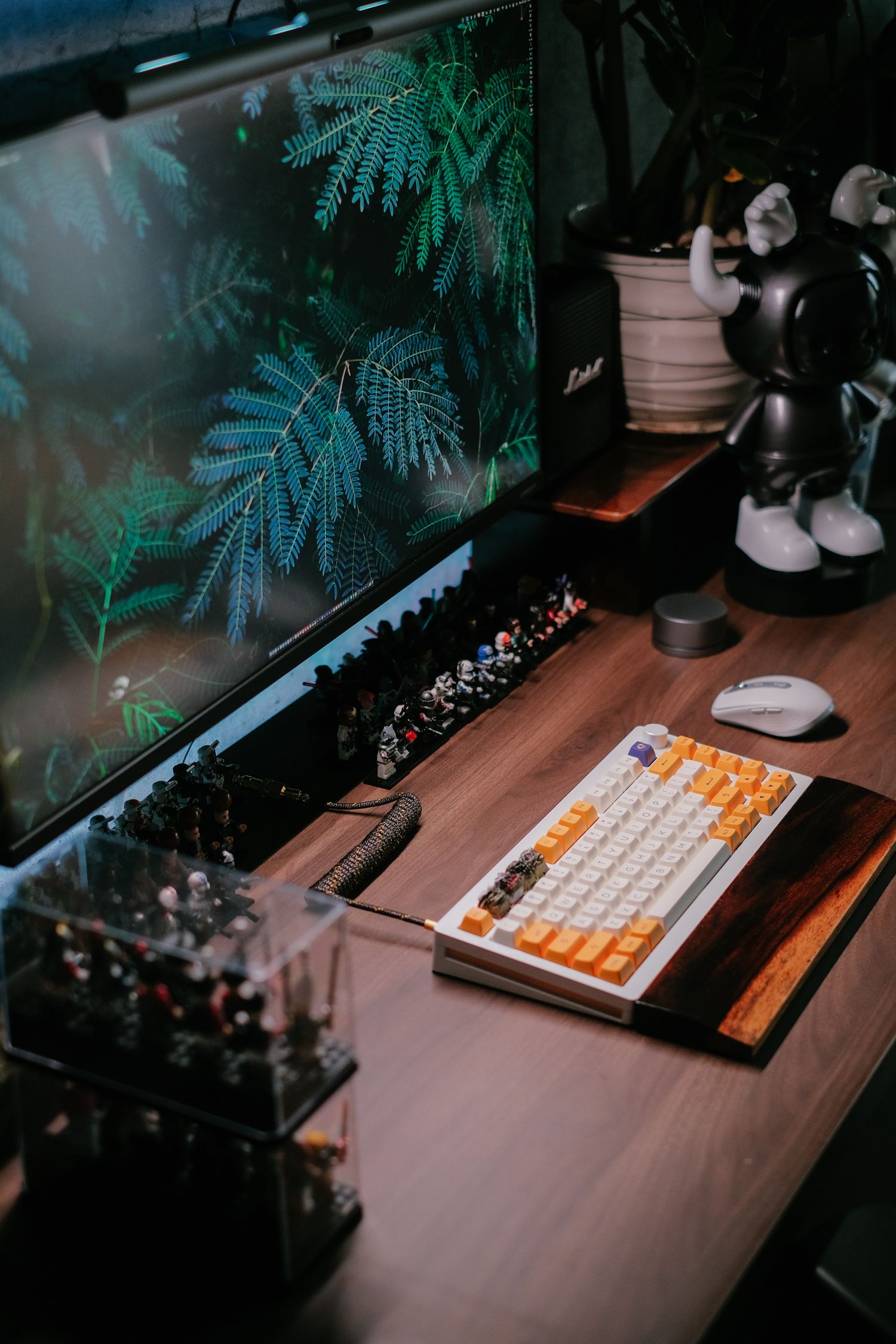 Kompakte Tastatur auf einem Holztisch