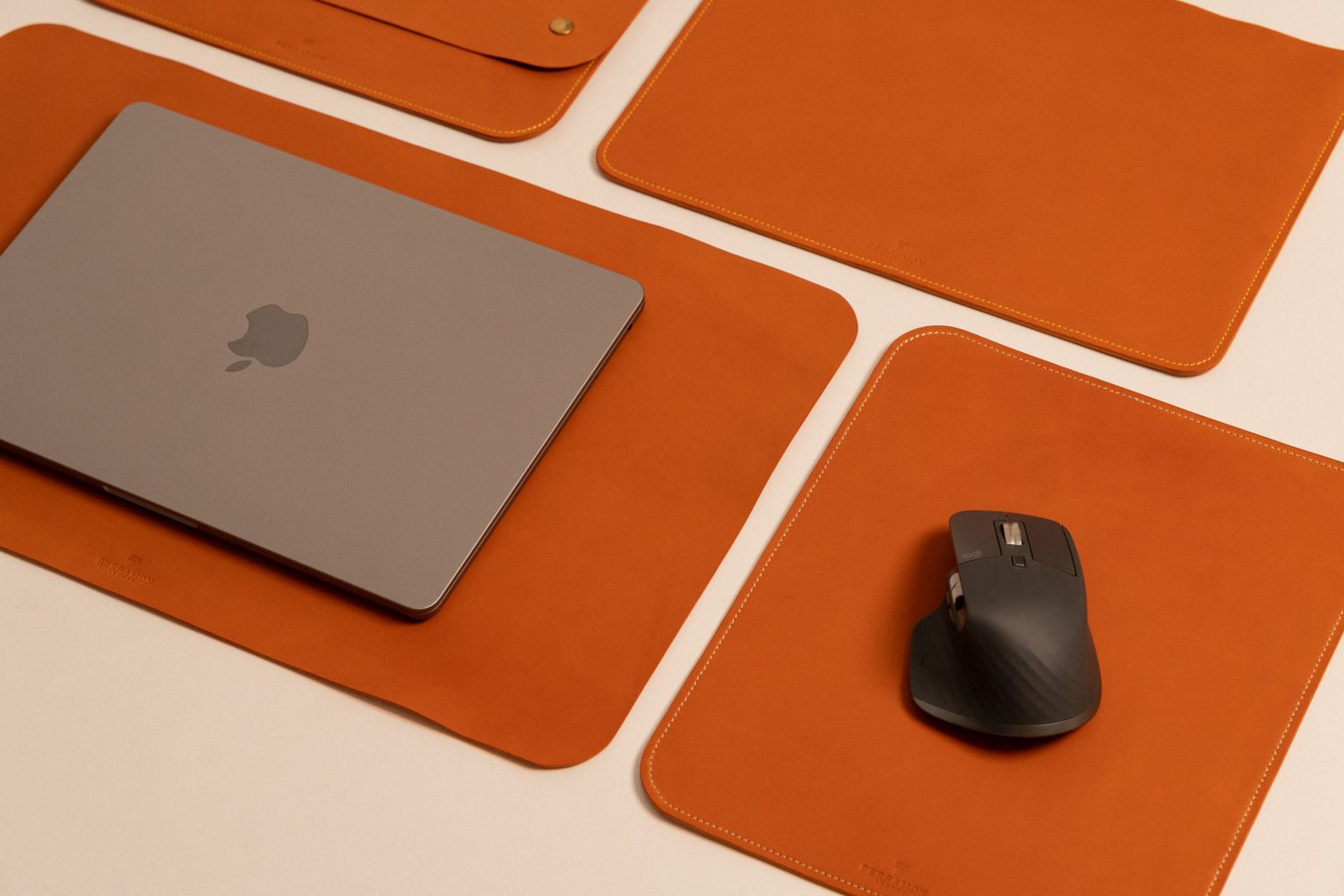 Maus auf einem orangefarbenen rechteckigen Mauspad